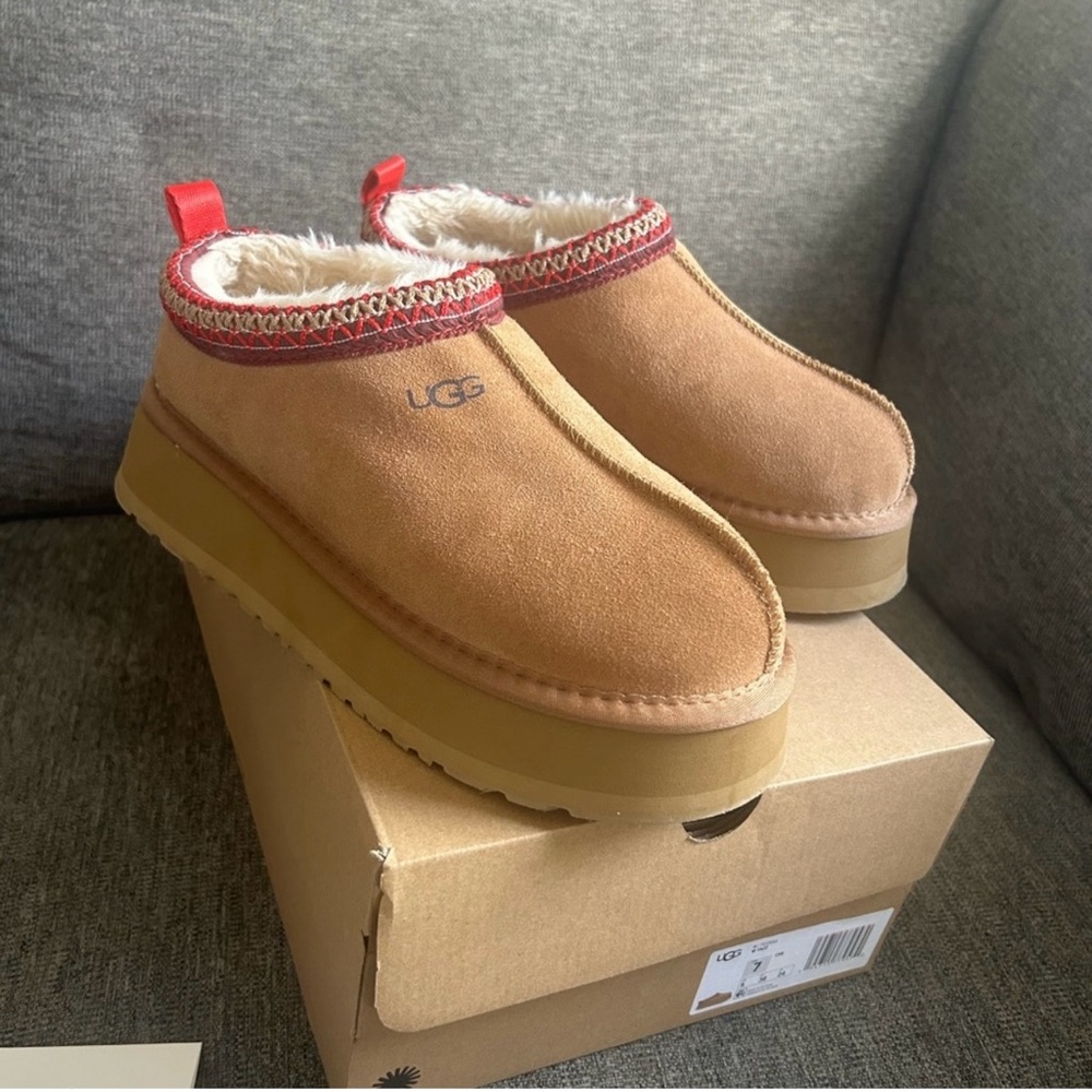 UGGS Tasman. Great condition.. Worn a few times. 7wide